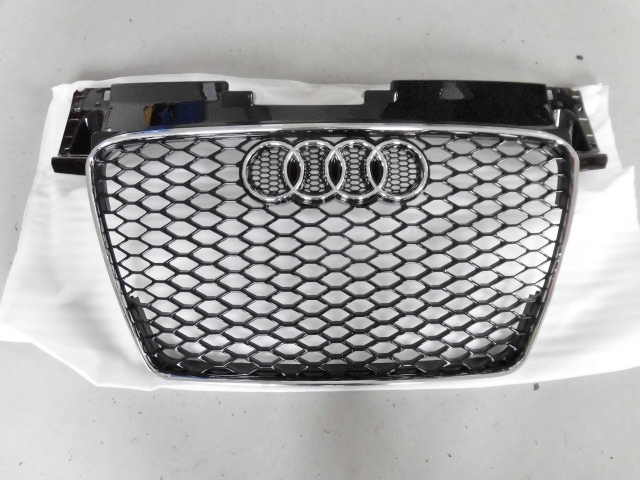 AUDI アウディ TT 8J RSスタイルフロントグリル&OSIR フットレスト装着