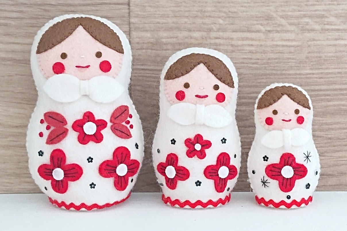 北向邦子作 フエルトマトリョーシカ ＜赤いお花のマトリョーシカ＞ 3個