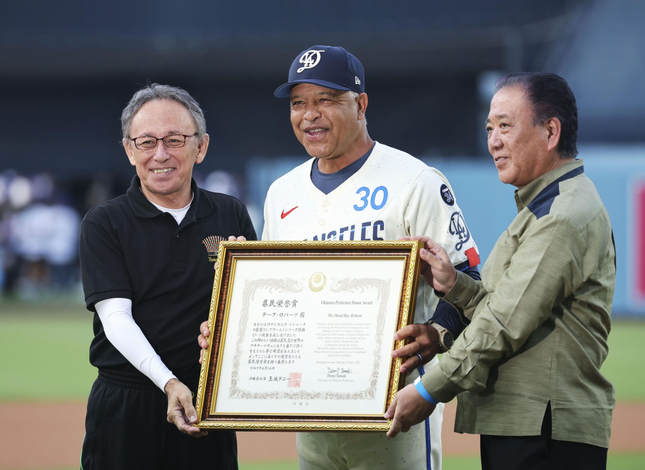 ウチナーンチュの姿届ける」 ロバーツ監督 県民栄誉賞受賞
