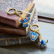 ドラクエ』より“ロト装備”が鎧＆剣、兜＆盾の2種セットでキーホルダー