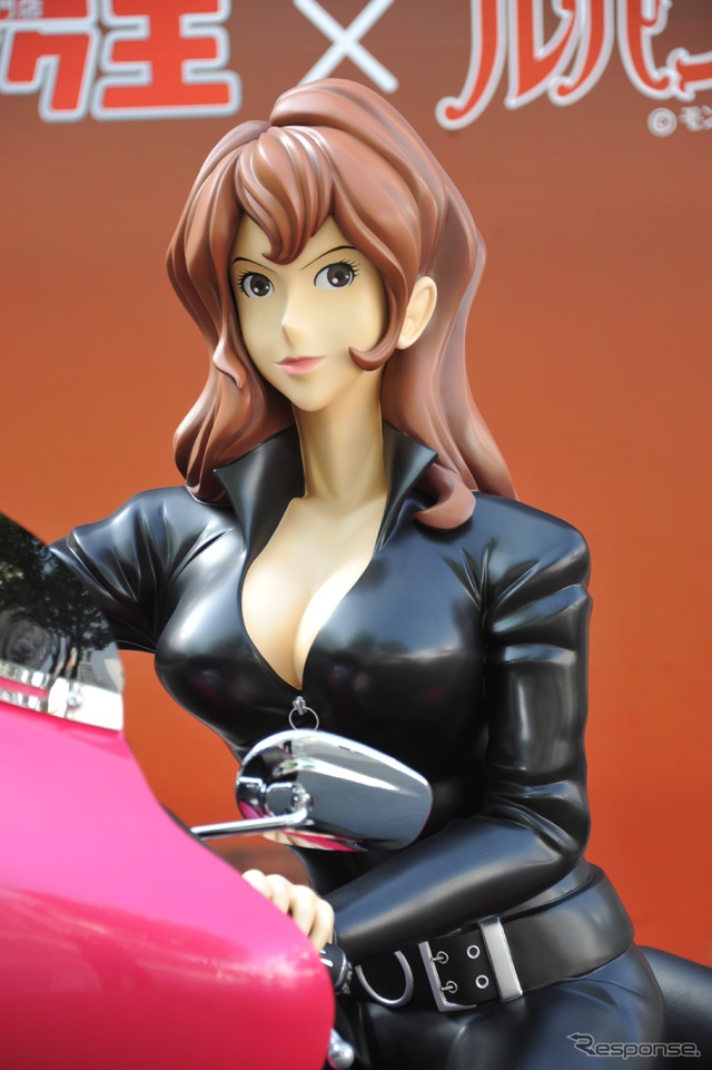 等身大「峰不二子」フィギュア、こだわりは胸元に…バイク王 3枚目の