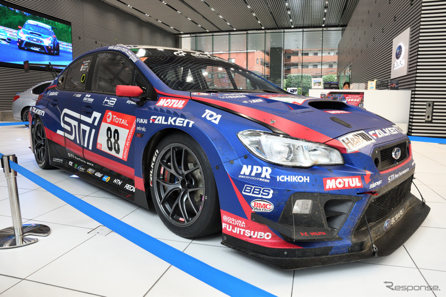 ニュル24時間ウィナー、スバル WRX STI 展示中…汚れもクラックも