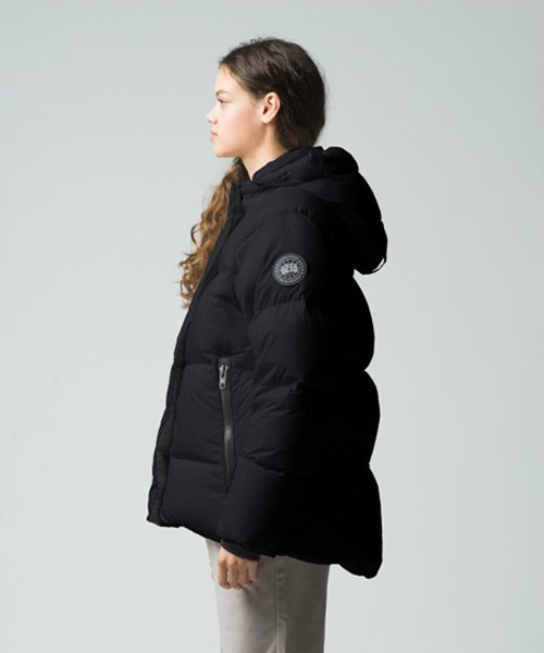ブラックのディスクロゴが映える―＜カナダグース＞「ブラックレーベル