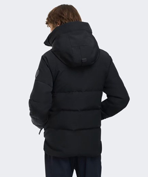 ブラックのディスクロゴが映える―＜カナダグース＞「ブラックレーベル