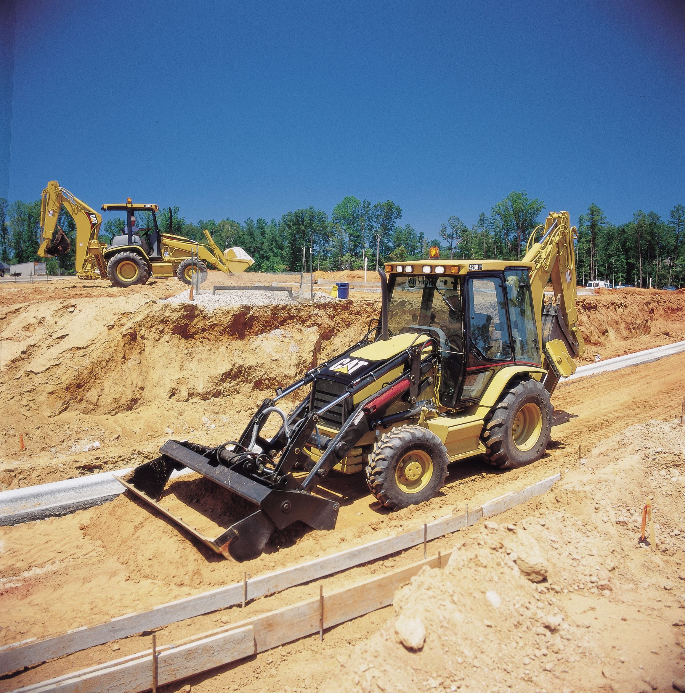 Cat 420D IT Center-Pivot with Integrated Toolcarrier | Caterpillar