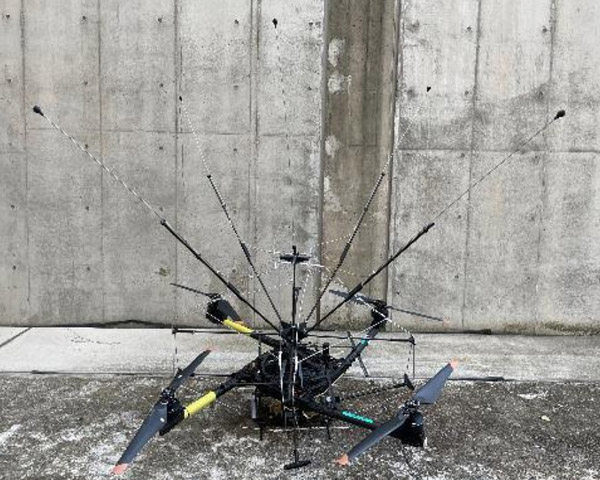 ドローンで「空飛ぶ避雷針」実験に成功、街の被害ゼロ目指す NTT