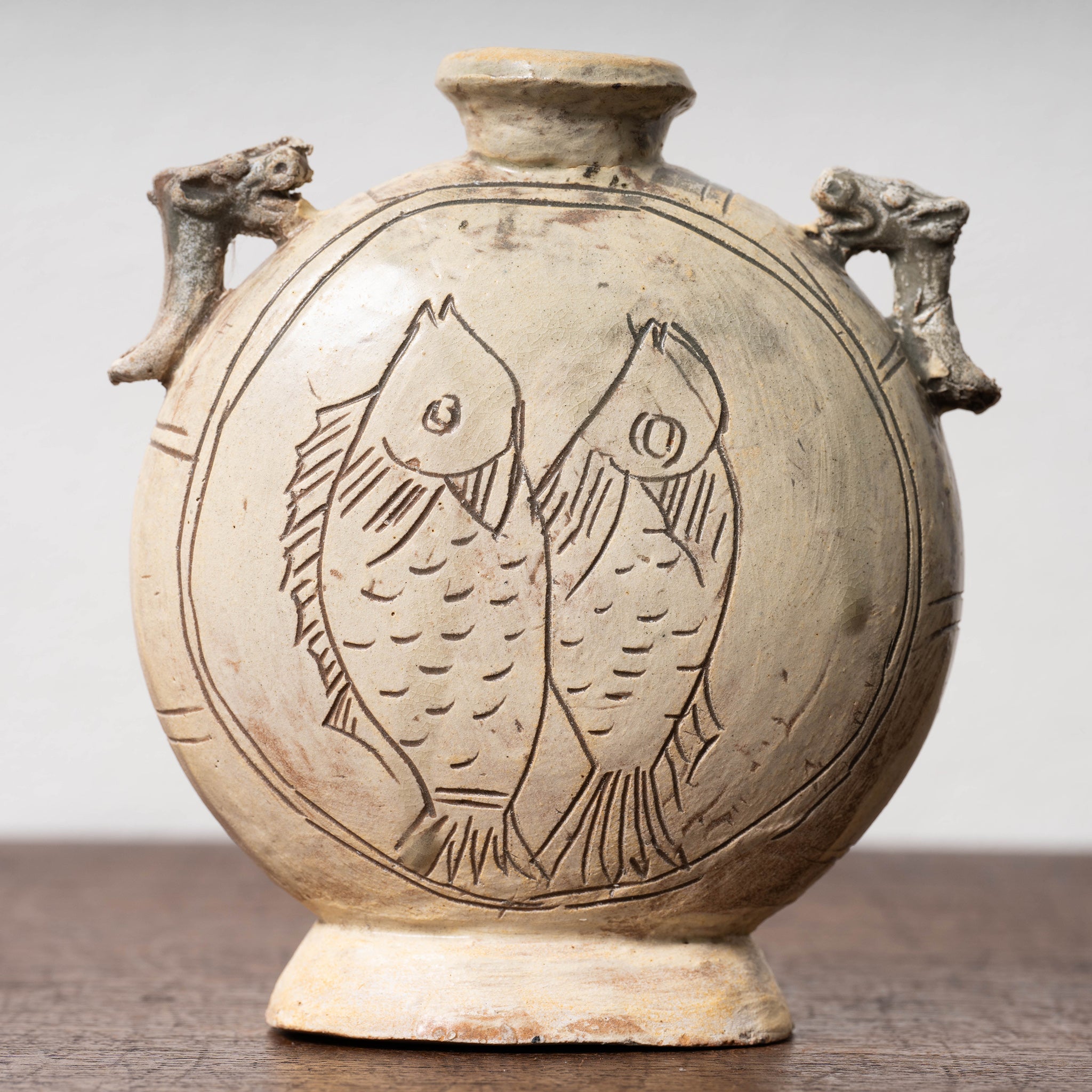 李朝 粉青沙器剥地魚文扁壺 – 燦禾 SANKA