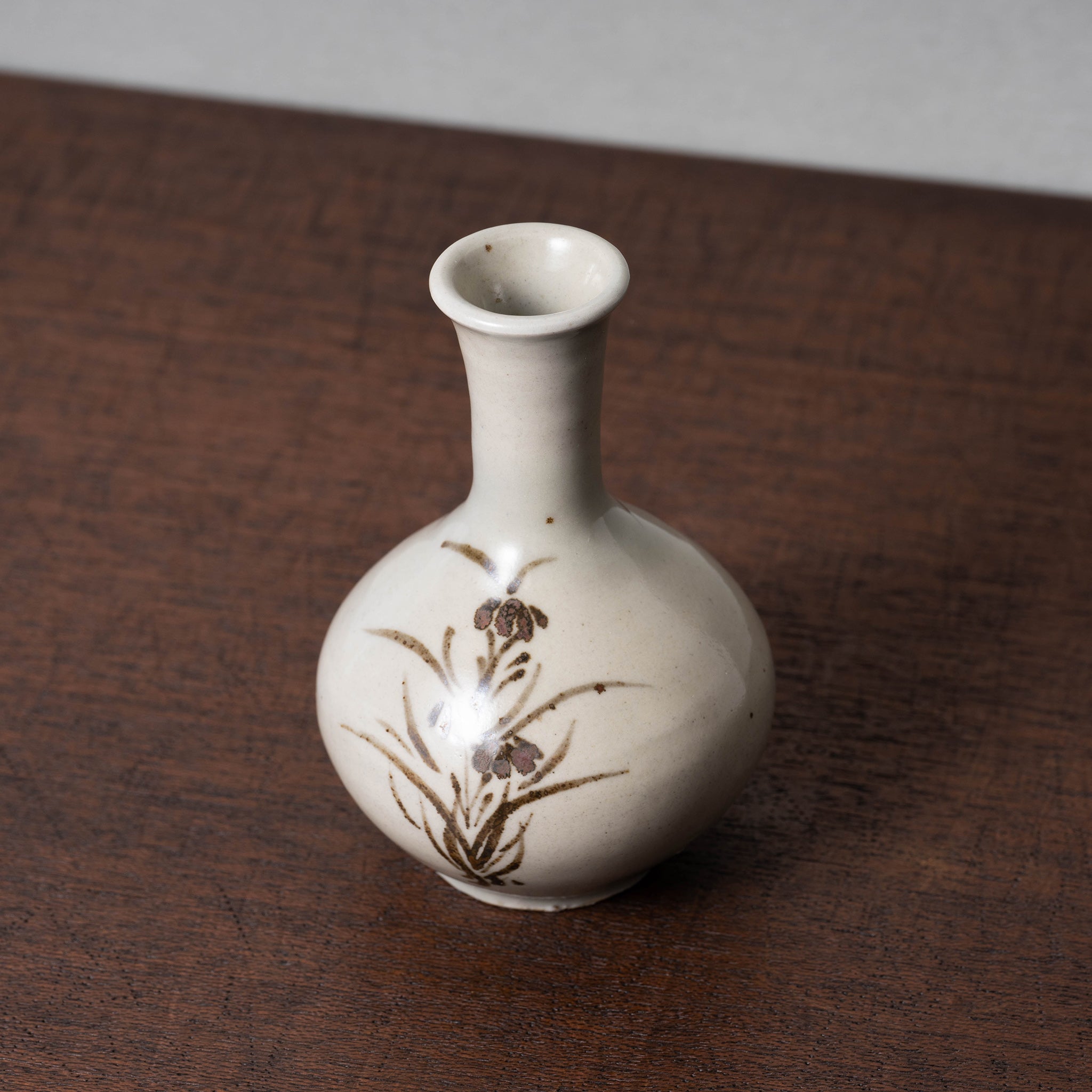 李朝 分院手白磁鉄絵草花文瓶 – 燦禾 SANKA