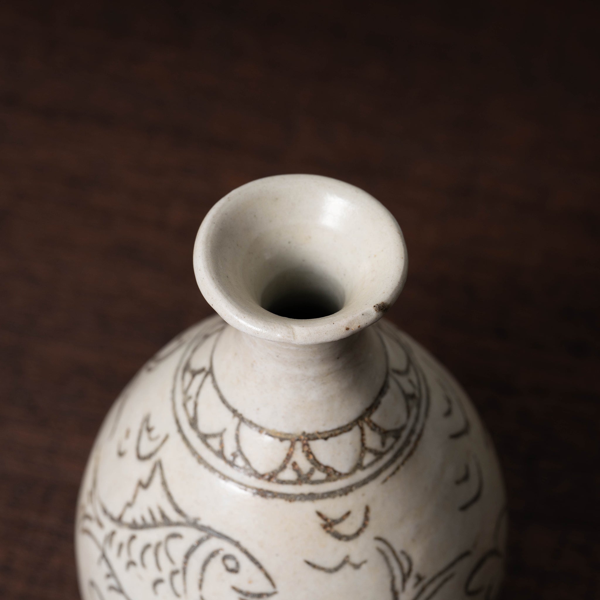 李朝 白磁鉄線魚紋瓶 – 燦禾 SANKA