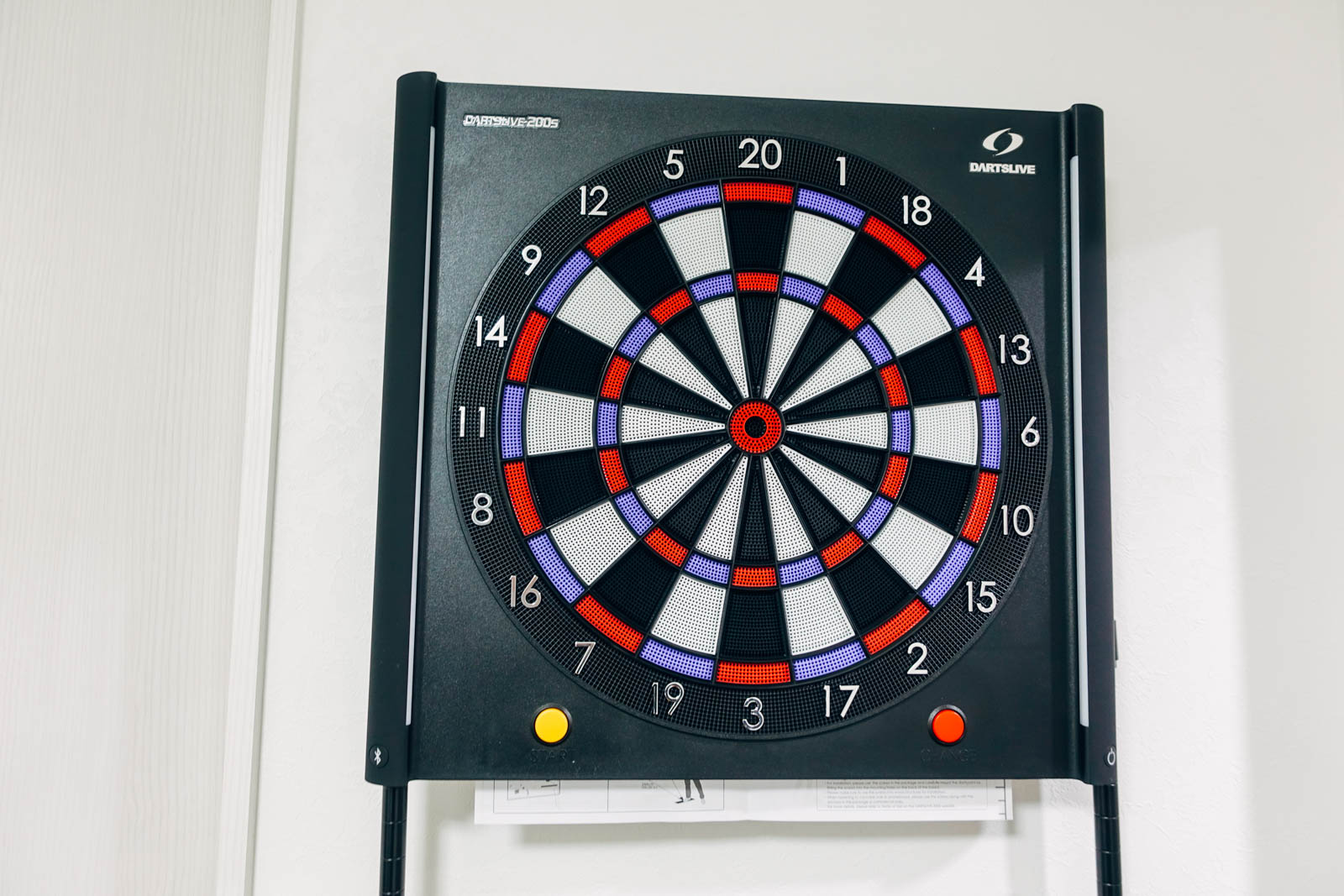 DARTSLIVE 200sレビュー。BRITZERのラックを使った設置方法や音の大き