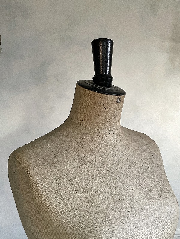 アイアンの脚が大人っぽいトルソーはかわいいアンティークネット