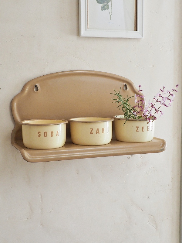 ぽってりフォルムがかわいいホーロー製サボンラックはかわいい