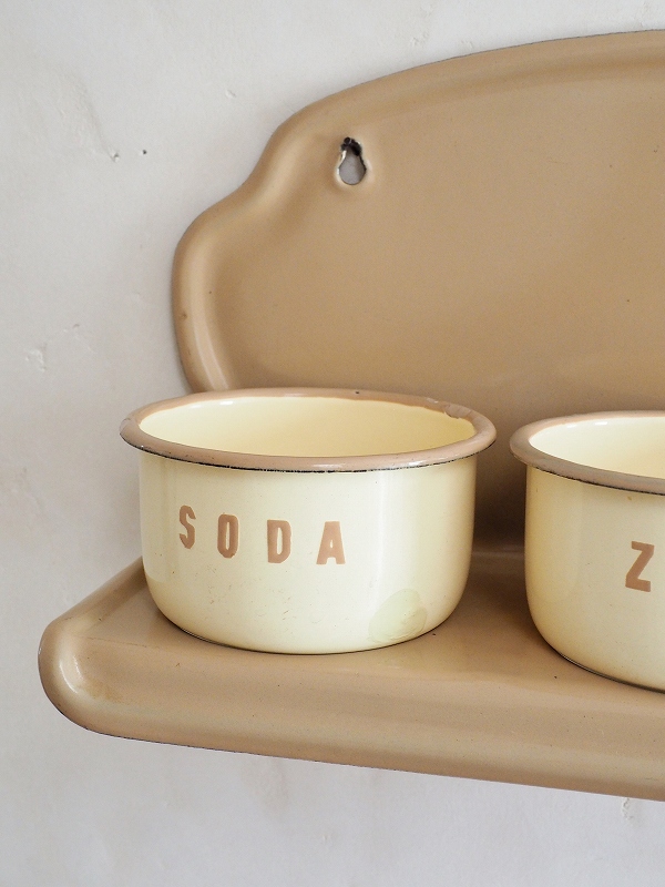 ぽってりフォルムがかわいいホーロー製サボンラックはかわいい