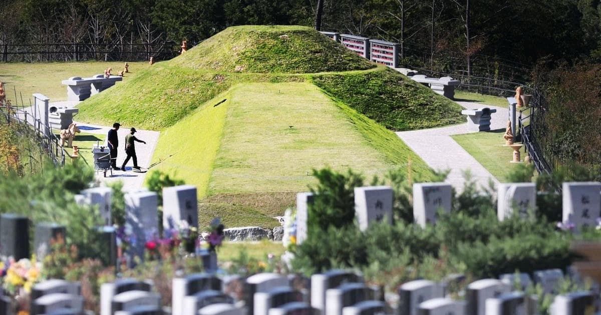古墳形の墓地が人気の新宮霊園 訪ねて知った令和のお墓事情 | ニュース