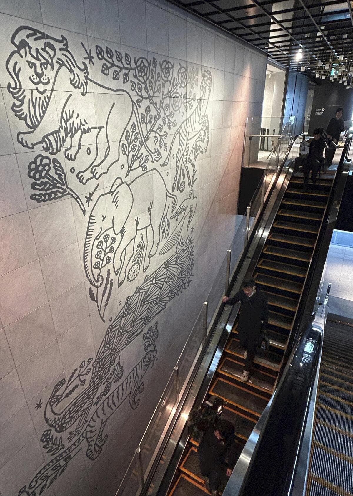 ワンビルの壁面にアート作品 陶芸家・鹿児島睦さん制作 | ピックアップ