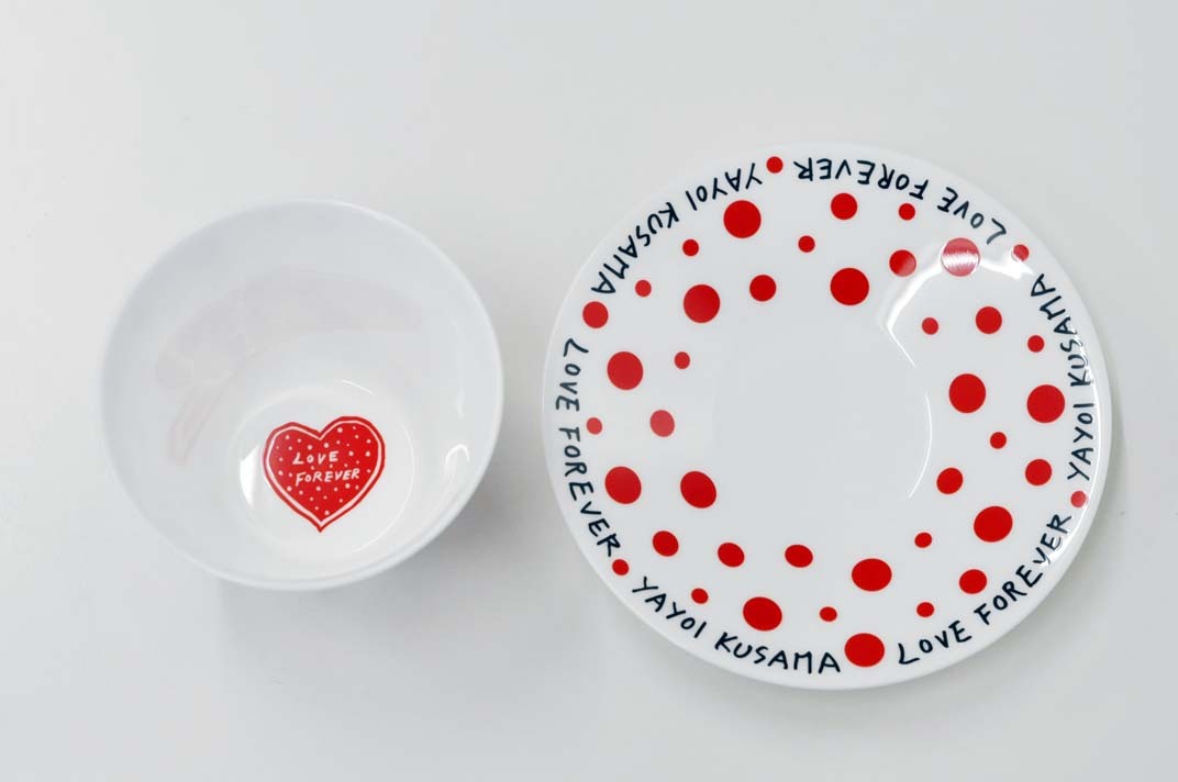 草間彌生: カップ＆ソーサー「8人のヤヨイ」
