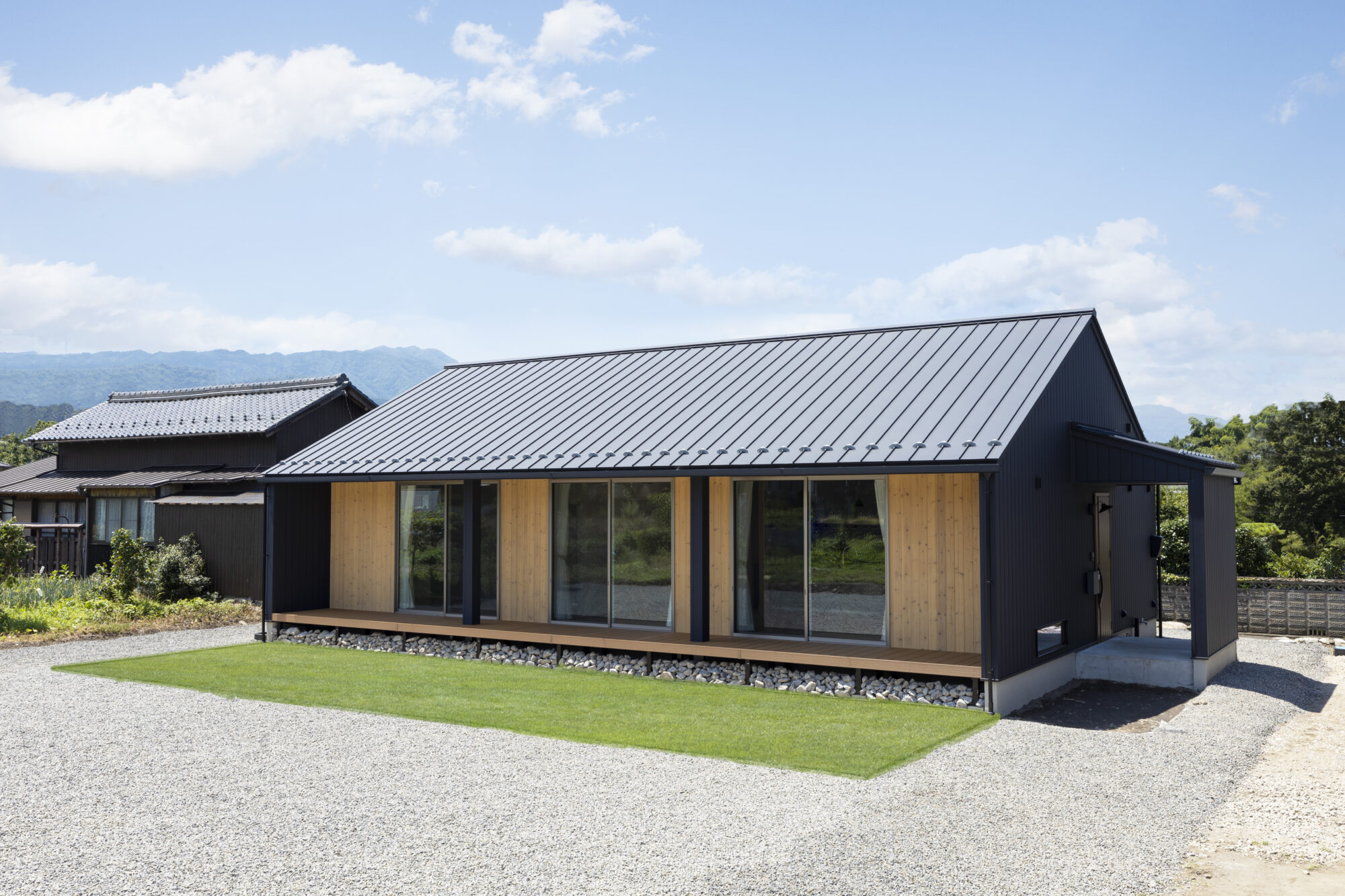 自然素材と暮らす三角屋根の平屋 - 岐阜県で高性能なデザイン住宅なら
