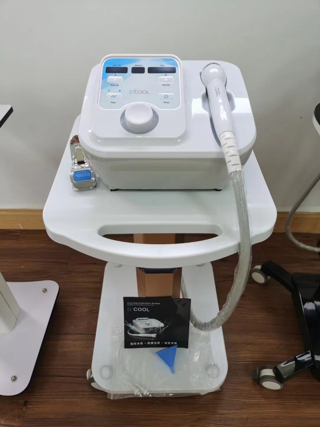 Dcool ポータブルクールホット エレクトロポレーション美顔器