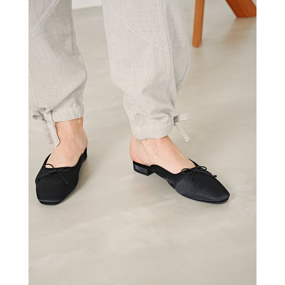 フラット バレエミュール （ブラック サテン） -Emma Francis / エマ