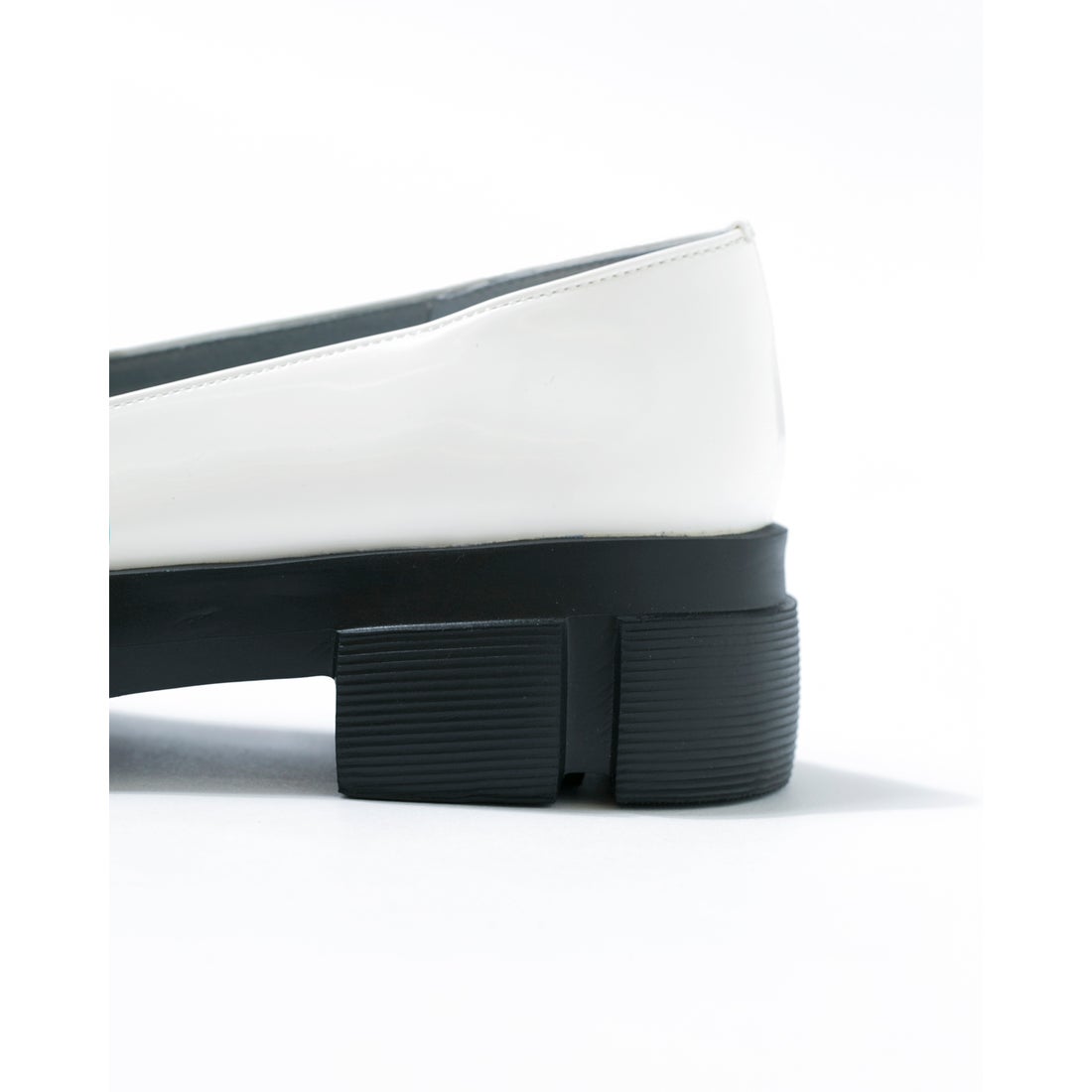 レイン対応】トラックソール ビジューローファー （ホワイト エナメル