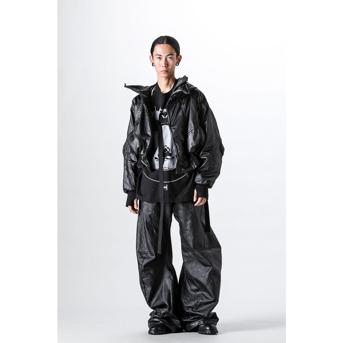ユリウス JULIUS Coated Satin Short Hooded Blouson（BLACK