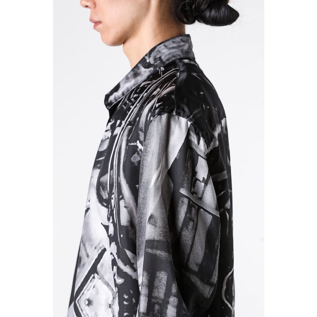 ユリウス JULIUS PRINTED CUPRO TWILL SHIRT （BLACK） -FASCINATE
