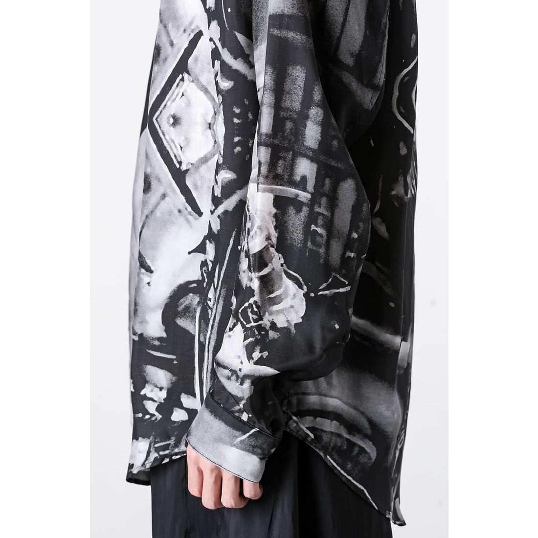 ユリウス JULIUS PRINTED CUPRO TWILL SHIRT （BLACK） -FASCINATE