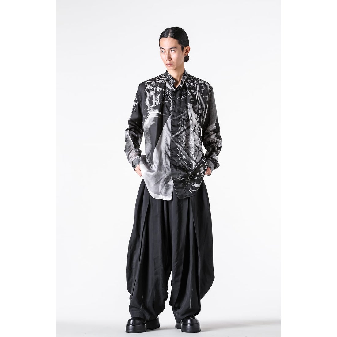 ユリウス JULIUS PRINTED CUPRO TWILL SHIRT （BLACK） -FASCINATE