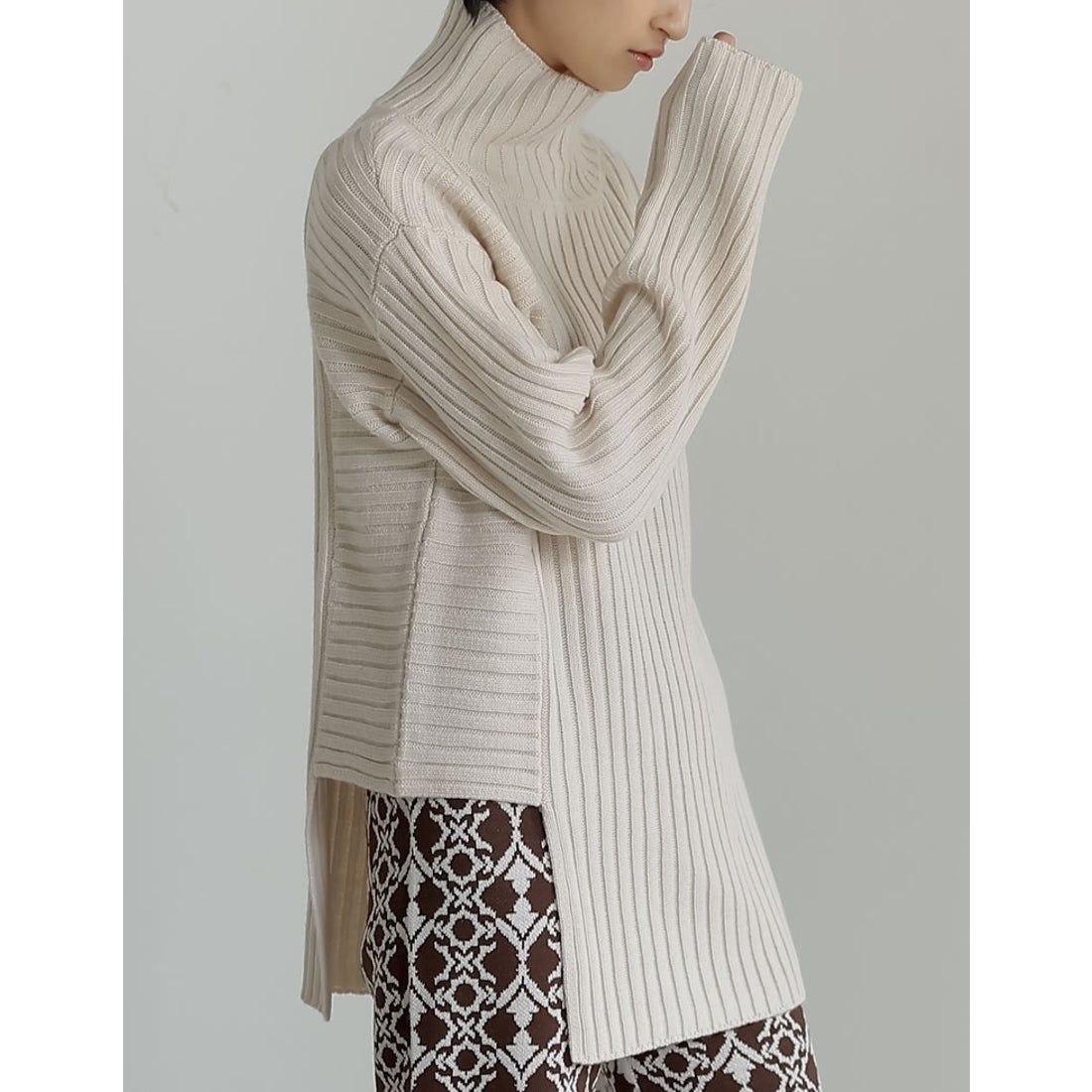 リエディ Re:EDIT アシンメトリータートルネックリブニット （キャメル