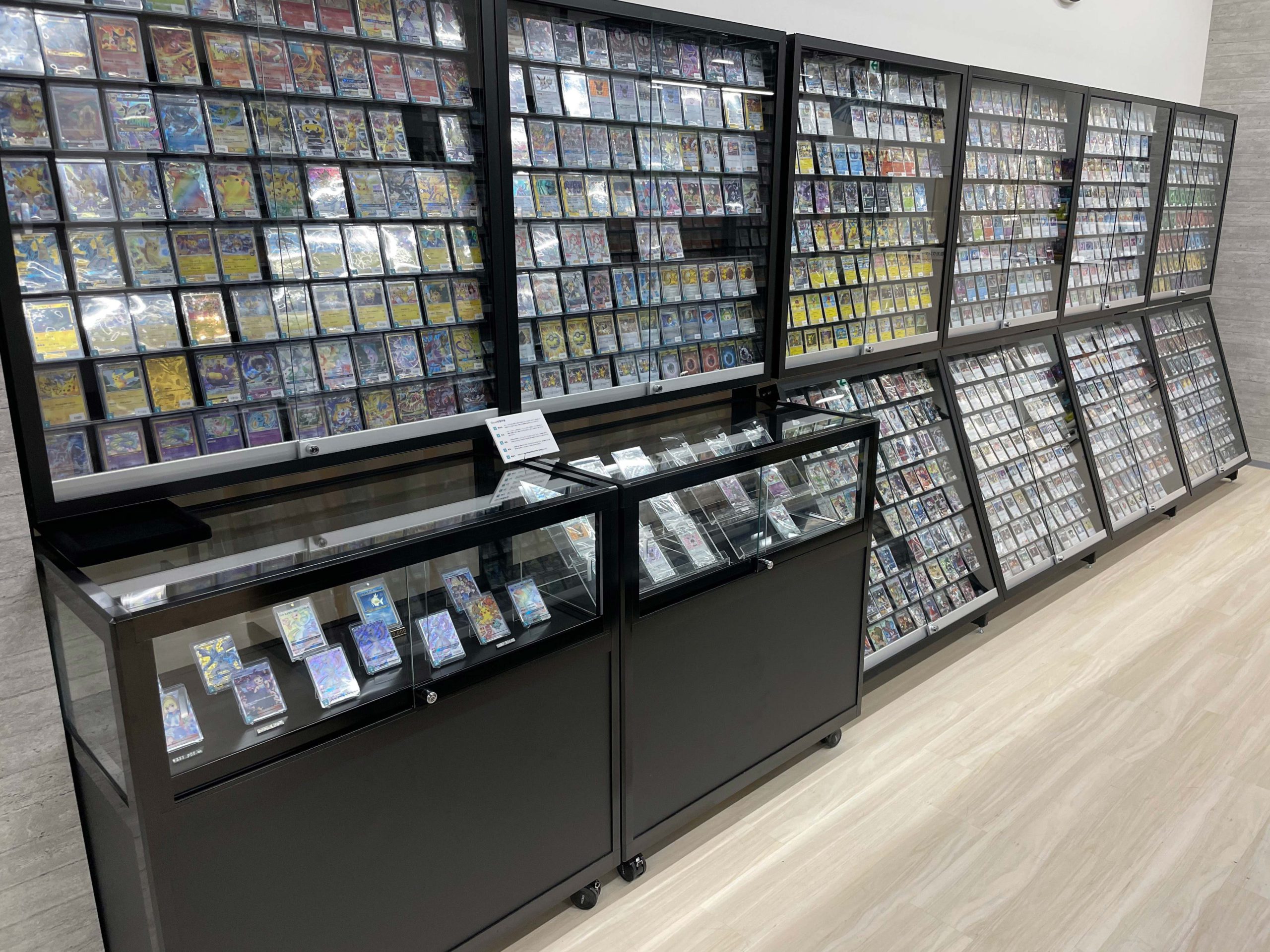 ガラスケース・アクリル什器陳列風景の紹介 - 株式会社泉美什器