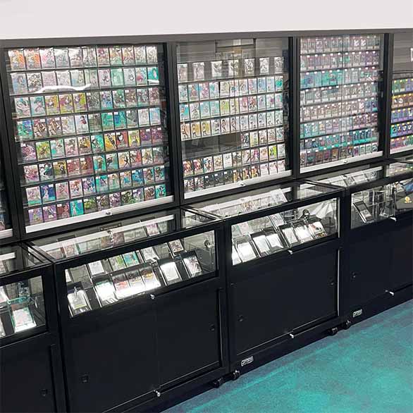 トレカショップ ショーケースディスプレイ事例 - 株式会社泉美什器