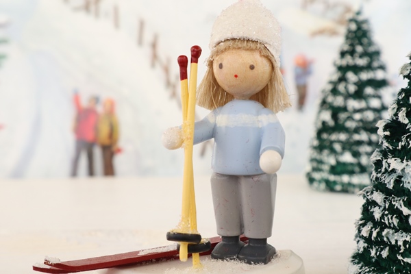 男の子とスキー – ドイツ・ザイフェンの木のおもちゃ seiffen