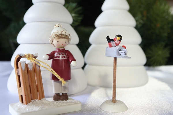 花かごと女の子 – ドイツ・ザイフェンの木のおもちゃ seiffen