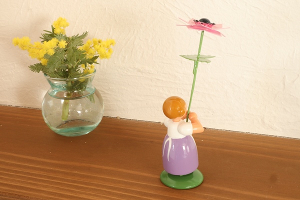 花を持つ少女アネモネ – ドイツ・ザイフェンの木のおもちゃ seiffen