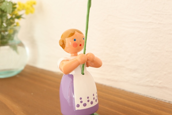 花を持つ少女アネモネ – ドイツ・ザイフェンの木のおもちゃ seiffen