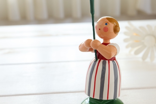 花を持つ少女クリスマスローズ – ドイツ・ザイフェンの木のおもちゃ