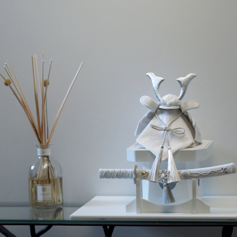 五月人形・兜飾り HAKI（ハキ） 白耀 -shiro- 特注金襴西陣織 cuna