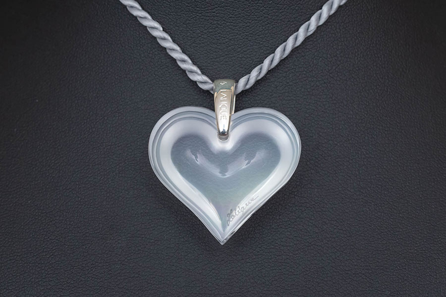 ラリック クリスタル ラージハートペンダント（オパルセント）を