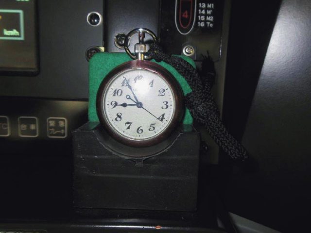 年間の平均遅延時間1.1分！ 新幹線の運転台に懐中時計が置かれる理由