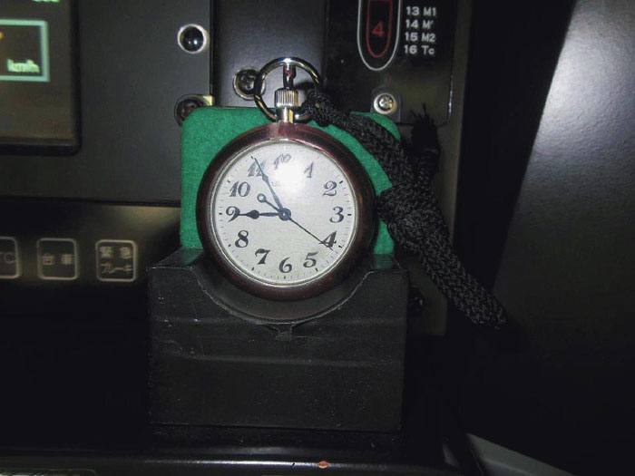 年間の平均遅延時間1.1分！ 新幹線の運転台に懐中時計が置かれる理由