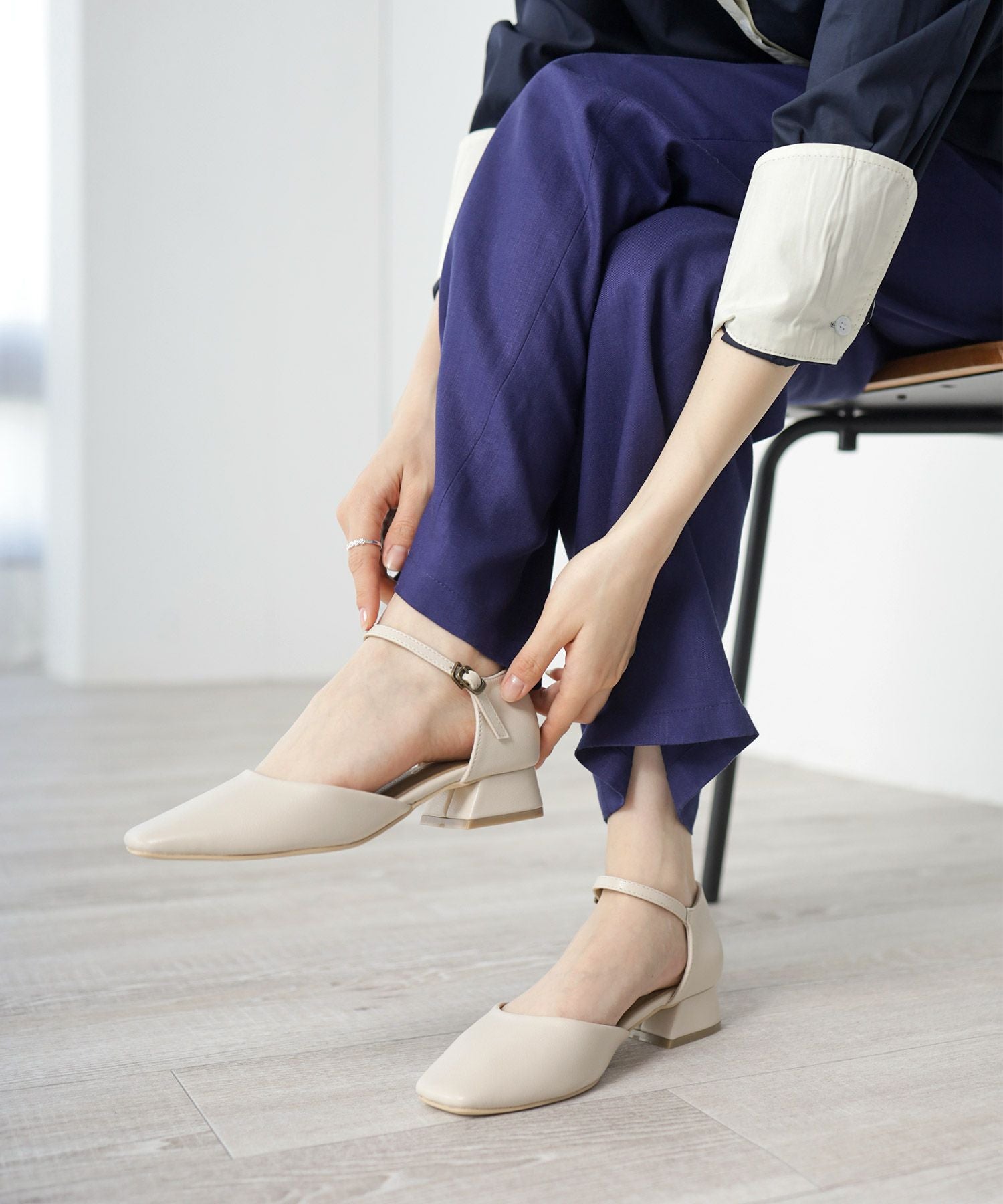 スクエアトゥアンクルストラップローヒールパンプス | SESTO(セスト