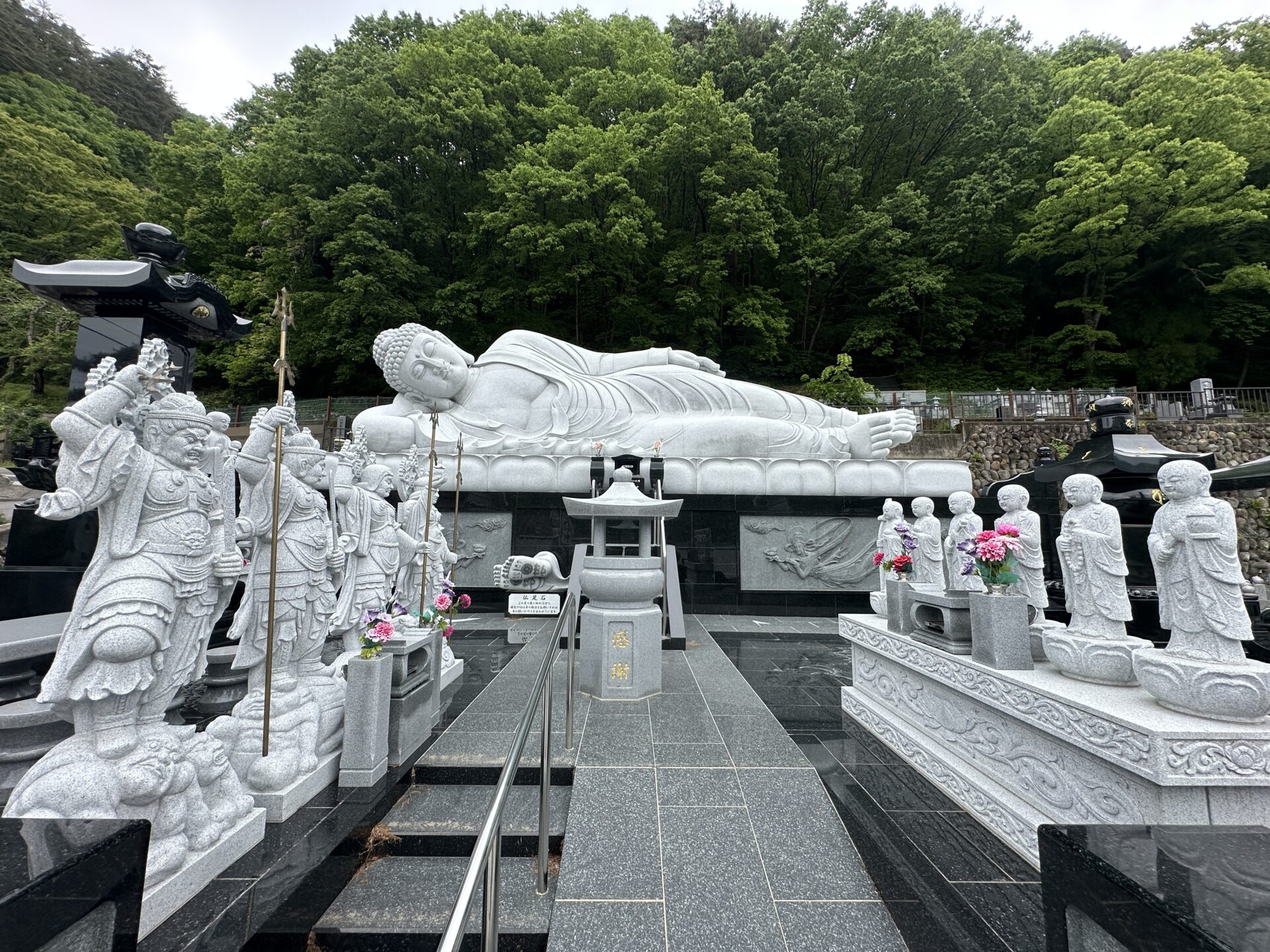 群馬・長野原町に佇む「涅槃像（ねはんぞう）」 郷土愛と祈りが込め