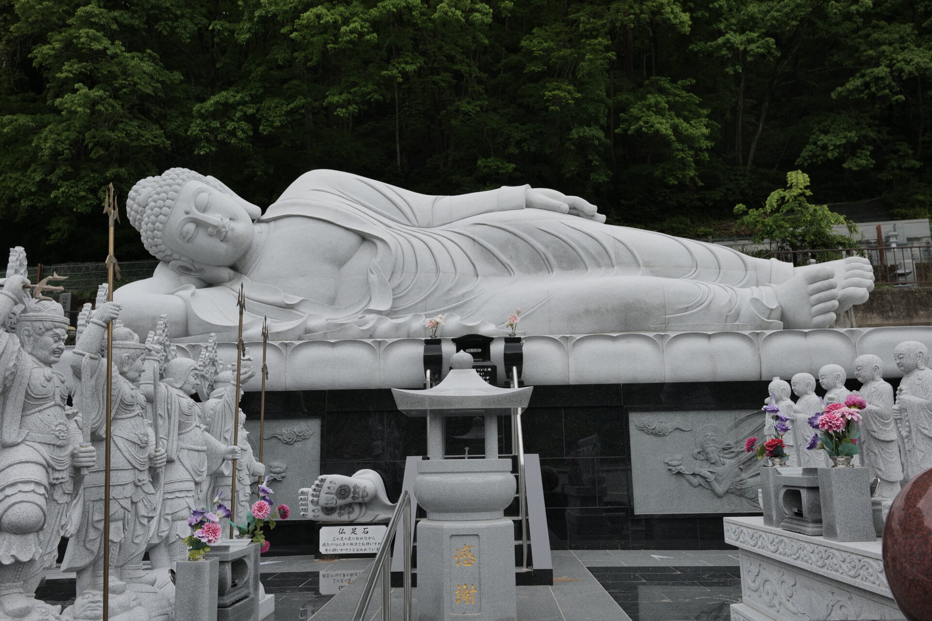 群馬・長野原町に佇む「涅槃像（ねはんぞう）」 郷土愛と祈りが込め