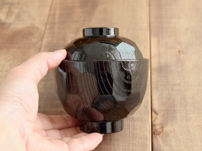 伝統模様の亀甲が人気な汁椀。蓋付きで来客時の、みそ汁、お吸い物にも