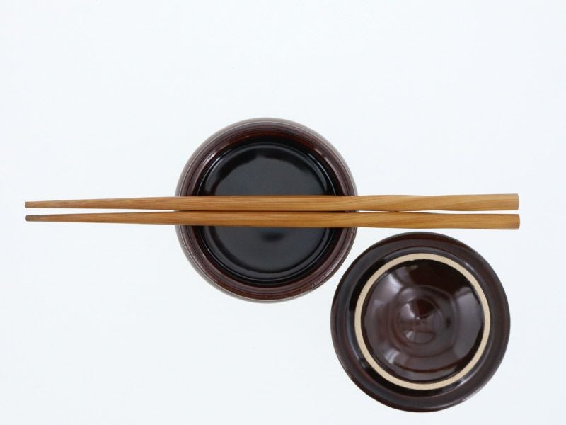 昔ながらのレトロ雰囲気。ふた付き陶製保存容器