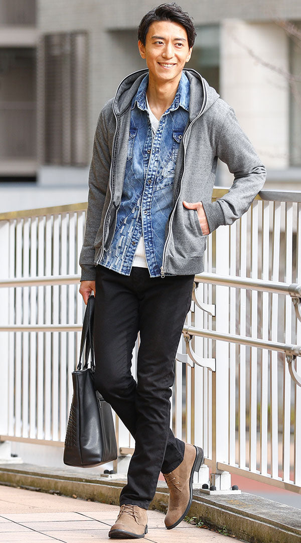 杢チャコールパーカー サックスデニムシャツ 白Tシャツ 黒パンツ