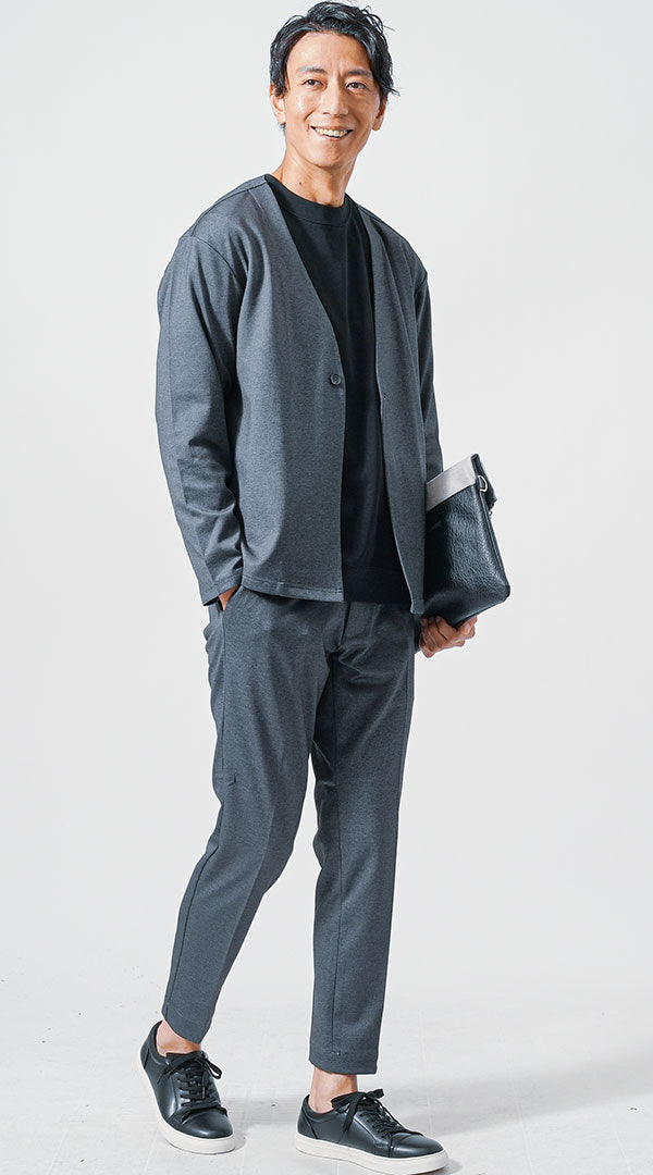 グレーセットアップ グレーノーカラージャケット 白Tシャツ グレー