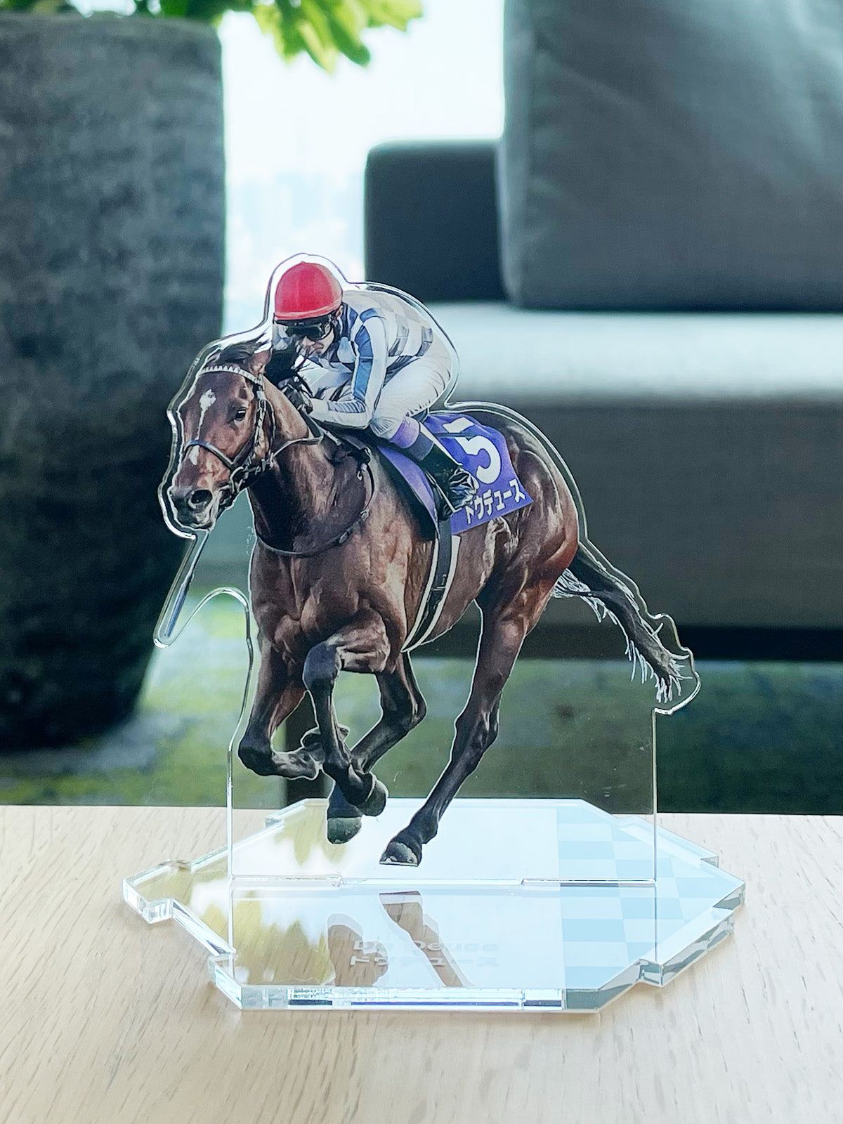 ドウデュース【つなげるアクリルスタンド36-B】｜netkeiba