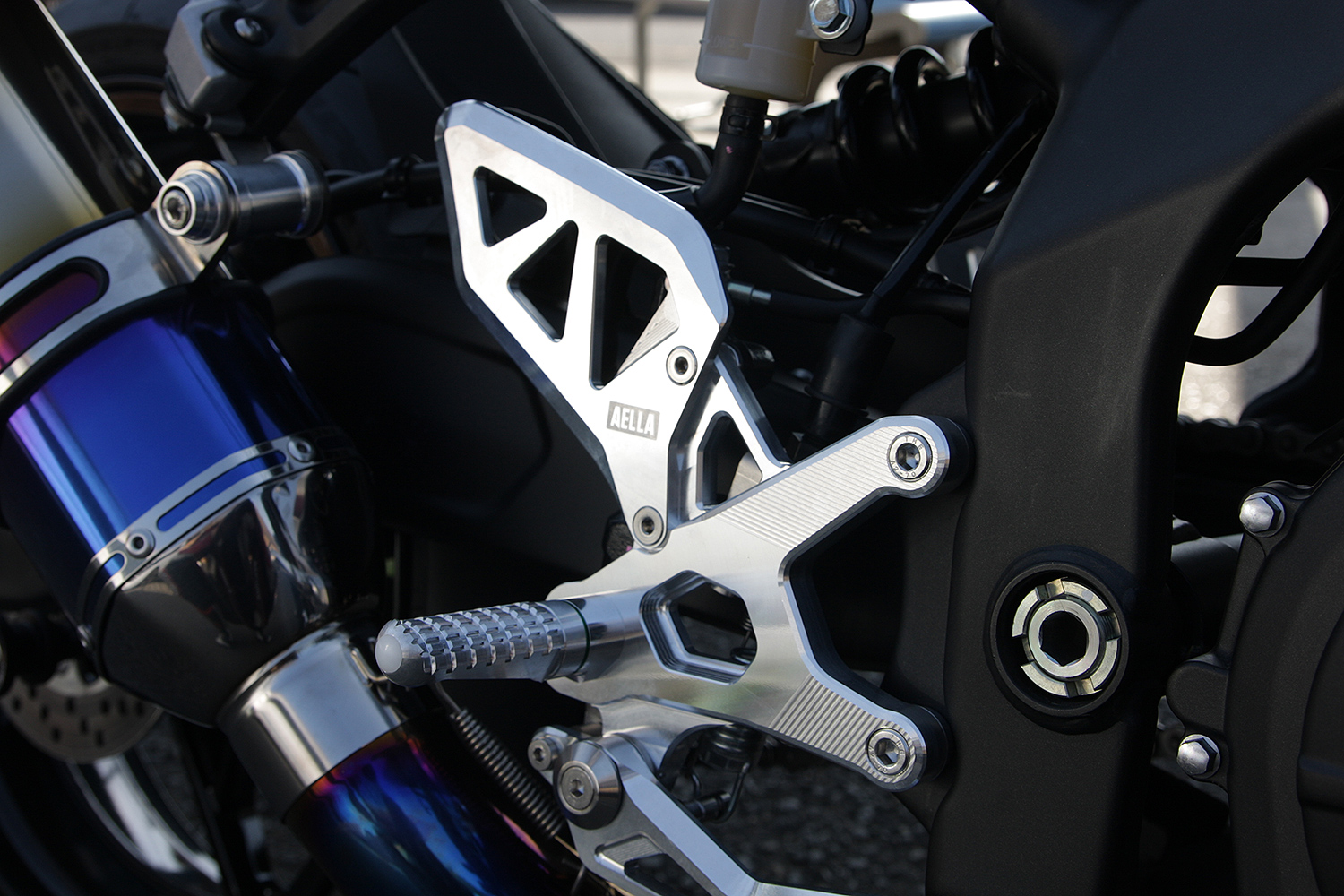 ライディングステップキット(Kawasak ZX-25R/ 4R )ホワイト・ブラック