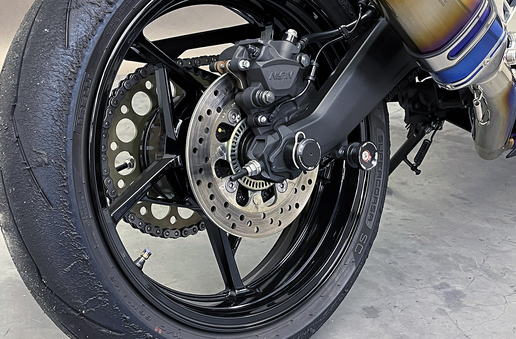 リアアクスルナットカバー(Kawasaki ZX-25R/ 4R) | AELLA オンライン